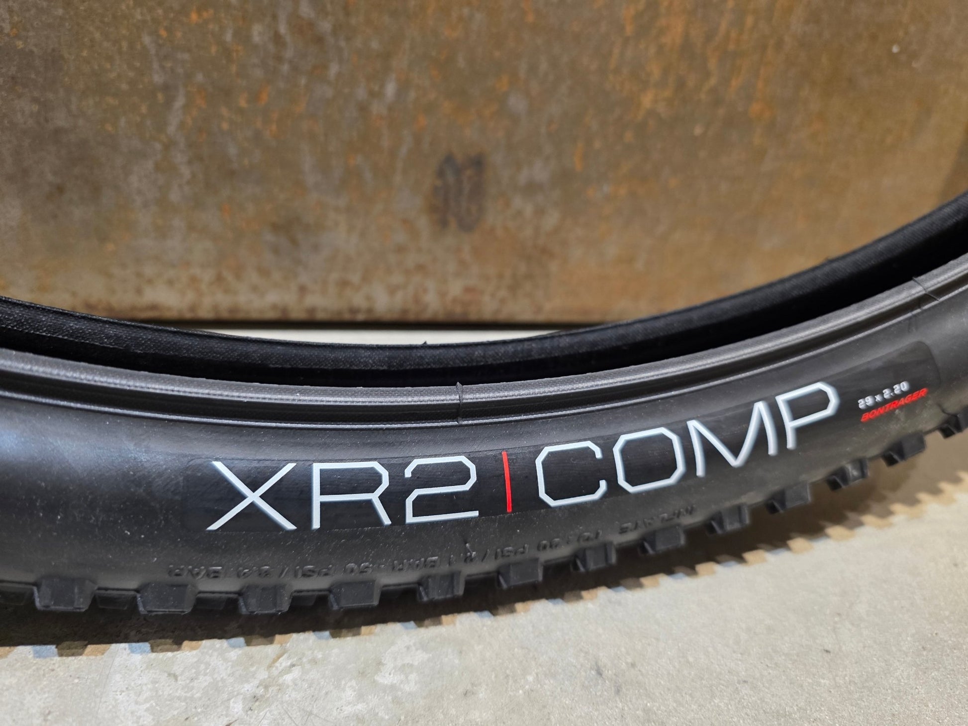 Reifen von Bontrager, BONTRAGER XR2 COMP MOUNTAINBIKE REIFEN 29X2.20 vor USEDBIKES - OB.DE Hintergrund