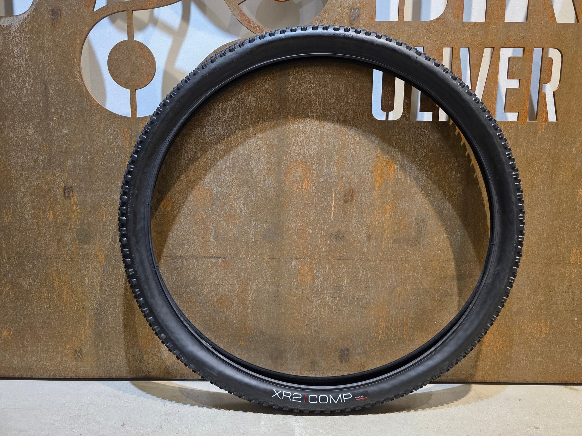 Reifen von Bontrager, BONTRAGER XR2 COMP MOUNTAINBIKE REIFEN 29X2.20 vor USEDBIKES - OB.DE Hintergrund