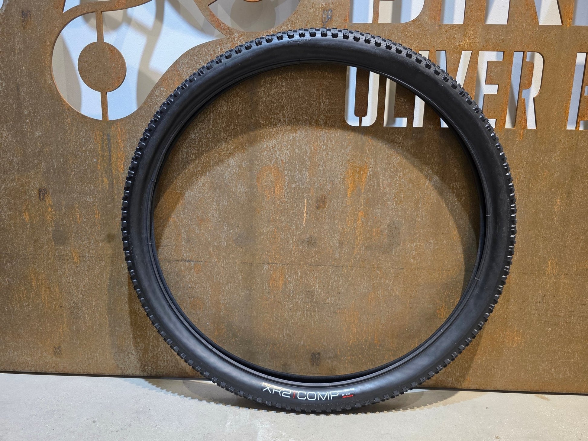 Reifen von Bontrager, BONTRAGER XR2 COMP MOUNTAINBIKE REIFEN 29X2.20 vor USEDBIKES - OB.DE Hintergrund