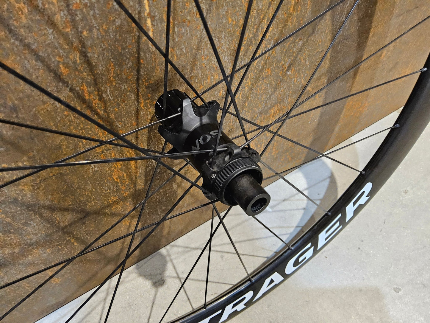 Laufrad/Laufradsatz von Bontrager, BONTRAGER XXX 4 TLR CLINCHER LAUFRADSATZ DISC vor USEDBIKES - OB.DE Hintergrund