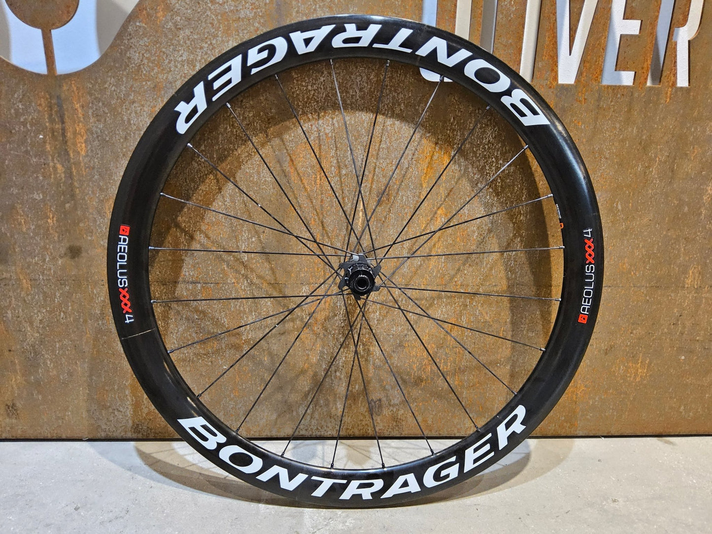 Laufrad/Laufradsatz von Bontrager, BONTRAGER XXX 4 TLR CLINCHER LAUFRADSATZ DISC vor USEDBIKES - OB.DE Hintergrund
