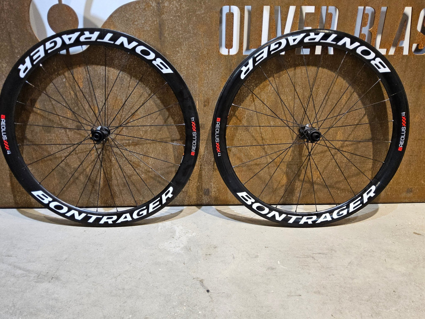 Laufrad/Laufradsatz von Bontrager, BONTRAGER XXX 4 TLR CLINCHER LAUFRADSATZ DISC vor USEDBIKES - OB.DE Hintergrund