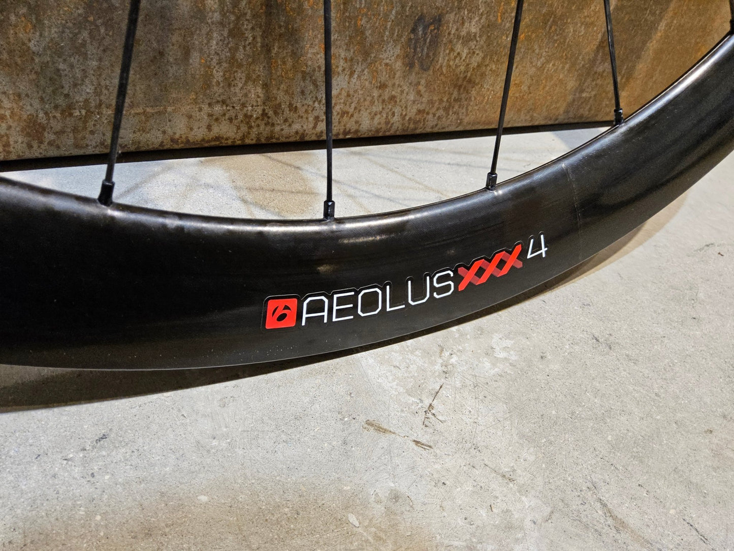 Laufrad/Laufradsatz von Bontrager, BONTRAGER XXX 4 TLR CLINCHER LAUFRADSATZ DISC vor USEDBIKES - OB.DE Hintergrund