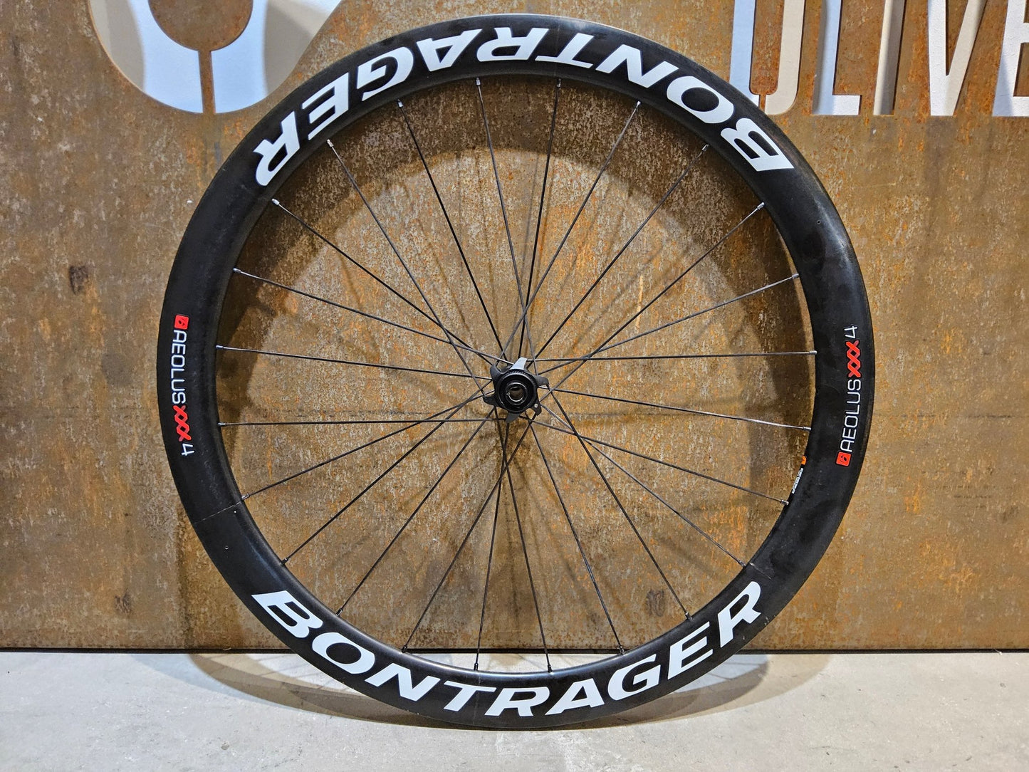 Laufrad/Laufradsatz von Bontrager, BONTRAGER XXX 4 TLR CLINCHER LAUFRADSATZ DISC vor USEDBIKES - OB.DE Hintergrund