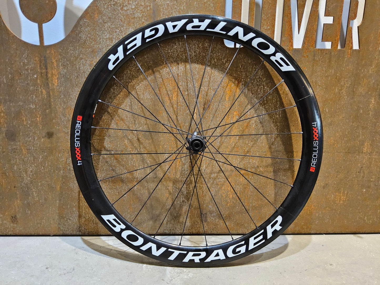 Laufrad/Laufradsatz von Bontrager, BONTRAGER XXX 4 TLR CLINCHER LAUFRADSATZ DISC vor USEDBIKES - OB.DE Hintergrund