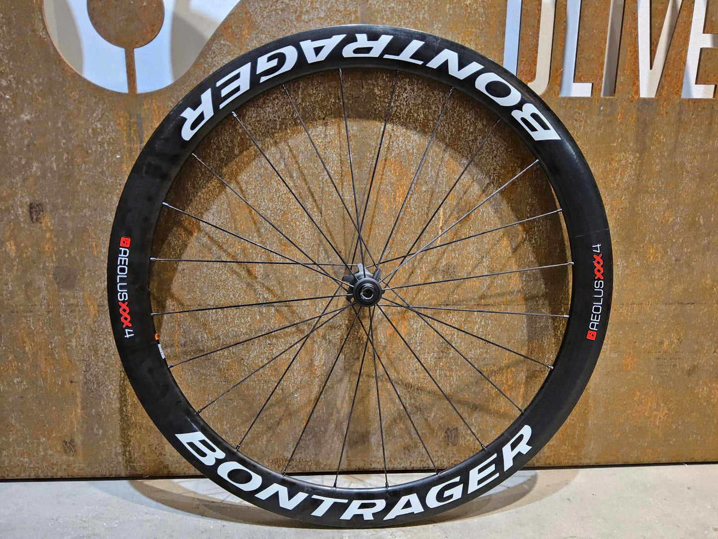 Laufrad/Laufradsatz von Bontrager, BONTRAGER XXX 4 TLR CLINCHER LAUFRADSATZ DISC vor USEDBIKES - OB.DE Hintergrund