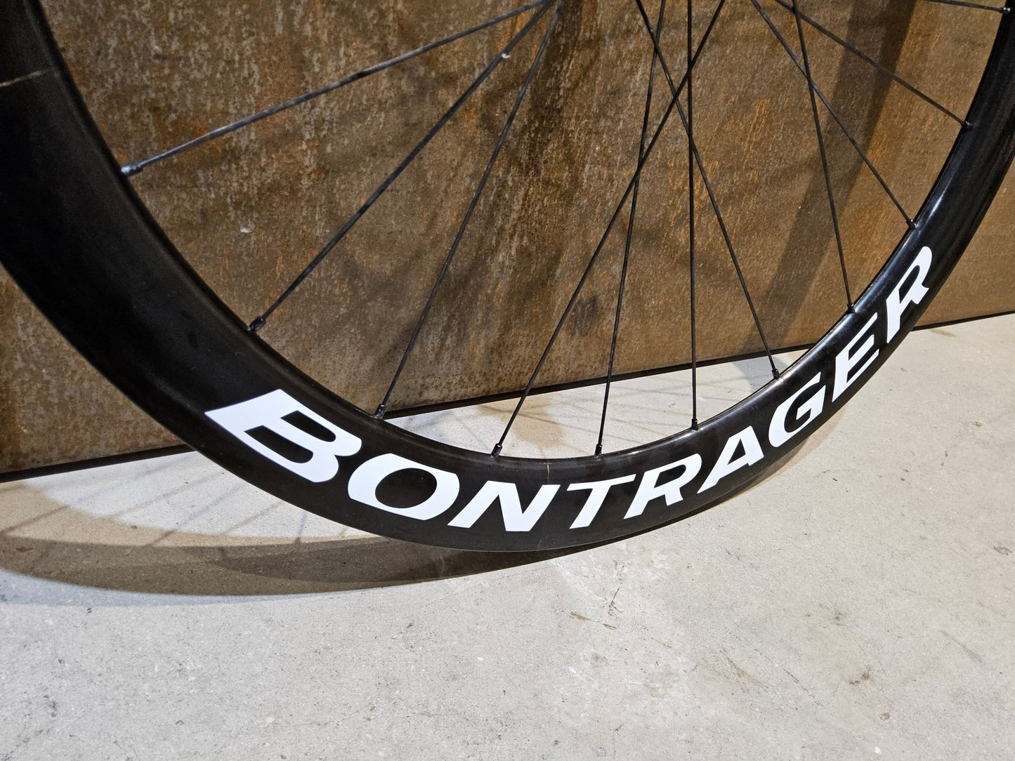 Laufrad/Laufradsatz von Bontrager, BONTRAGER XXX 4 TLR CLINCHER LAUFRADSATZ DISC vor USEDBIKES - OB.DE Hintergrund