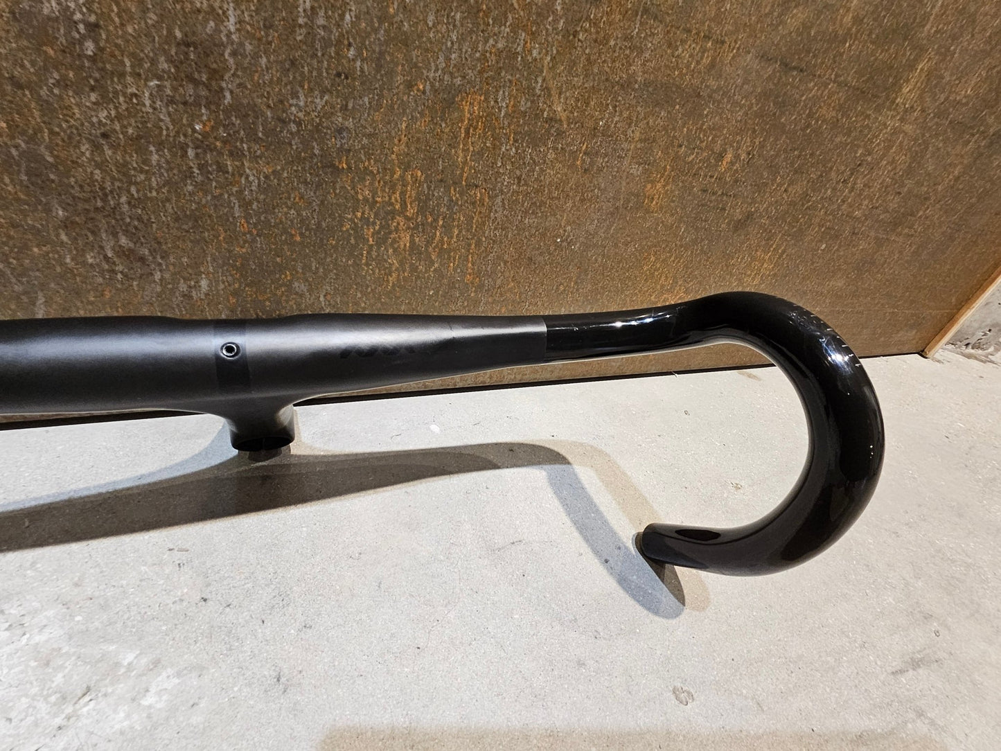 Lenker von Bontrager, BONTRAGER XXX LENKER - / VORBAUEINHEIT RENNRAD LENKER 420 / 120MM vor USEDBIKES - OB.DE Hintergrund