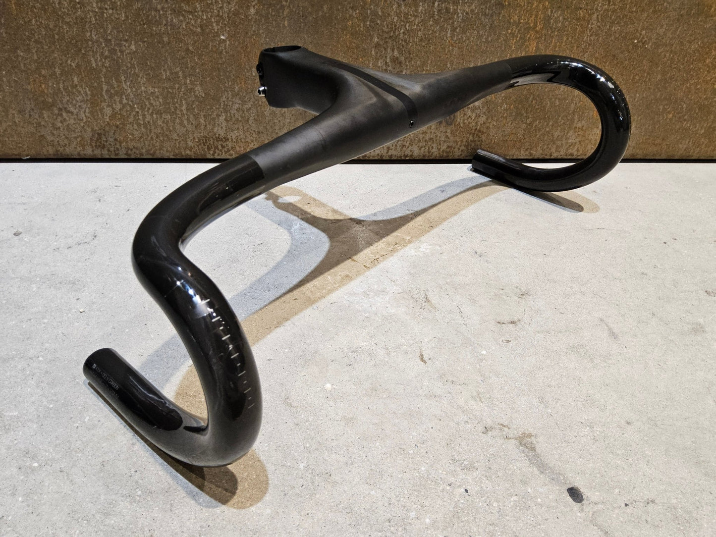 Lenker von Bontrager, BONTRAGER XXX LENKER - / VORBAUEINHEIT RENNRAD LENKER 420 / 120MM vor USEDBIKES - OB.DE Hintergrund