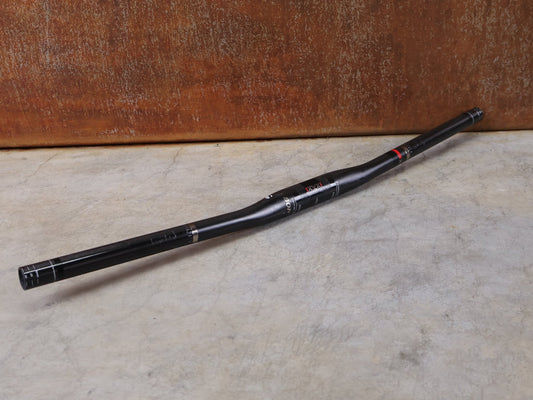 Lenker von Bontrager, BONTRAGER XXX OCLV CARBON LENKER / 31,8 MM – 680 MM – 5° BACKSWEEP – 0 MM RISE vor USEDBIKES - OB.DE Hintergrund