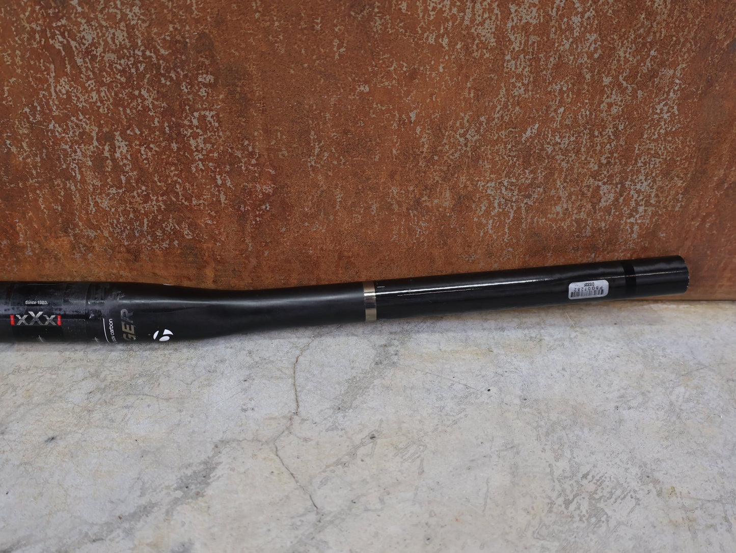 Lenker von Bontrager, BONTRAGER XXX OCLV CARBON LENKER / 31,8 MM – 680 MM – 5° BACKSWEEP – 0 MM RISE vor USEDBIKES - OB.DE Hintergrund