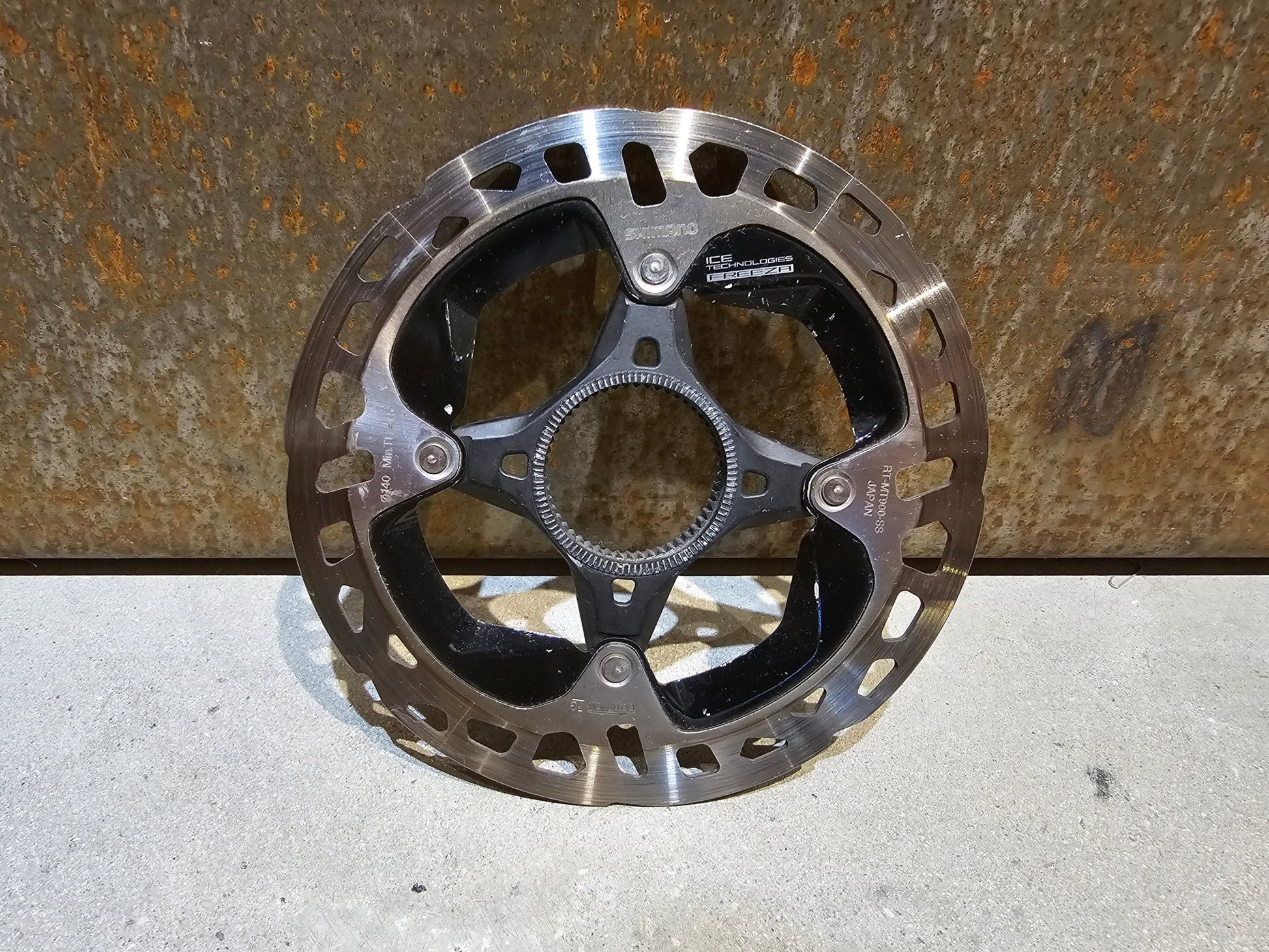 Bremsscheibe von Shimano, BREMSSCHEIBE SHIMANO RT - MT900 - SS DURA ACE XTR 140MM / MIN 1.6MM in variant_title vor USEDBIKES - OB.DE Hintergrund