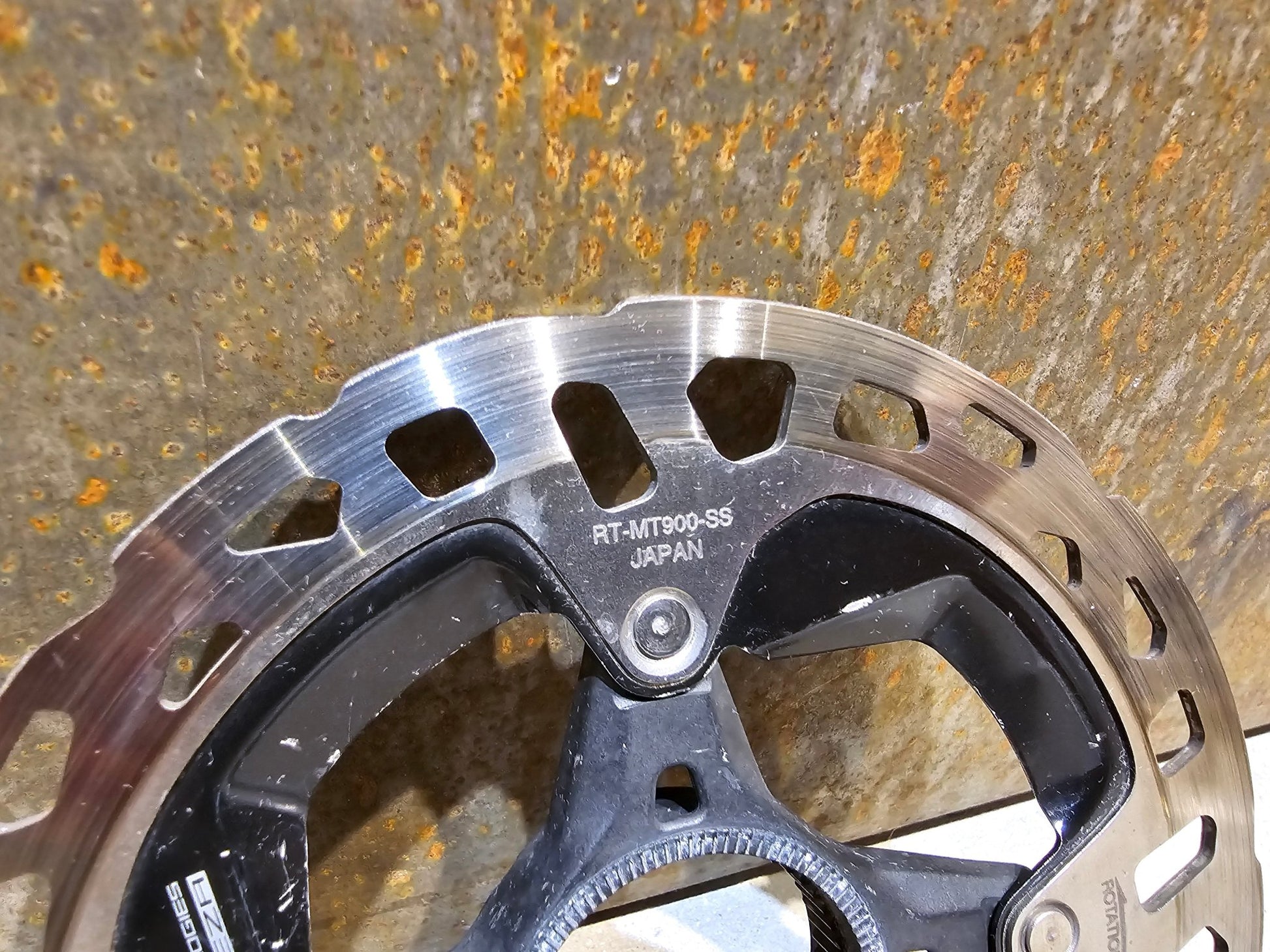 Bremsscheibe von Shimano, BREMSSCHEIBE SHIMANO RT - MT900 - SS DURA ACE XTR 140MM / MIN 1.6MM in variant_title vor USEDBIKES - OB.DE Hintergrund