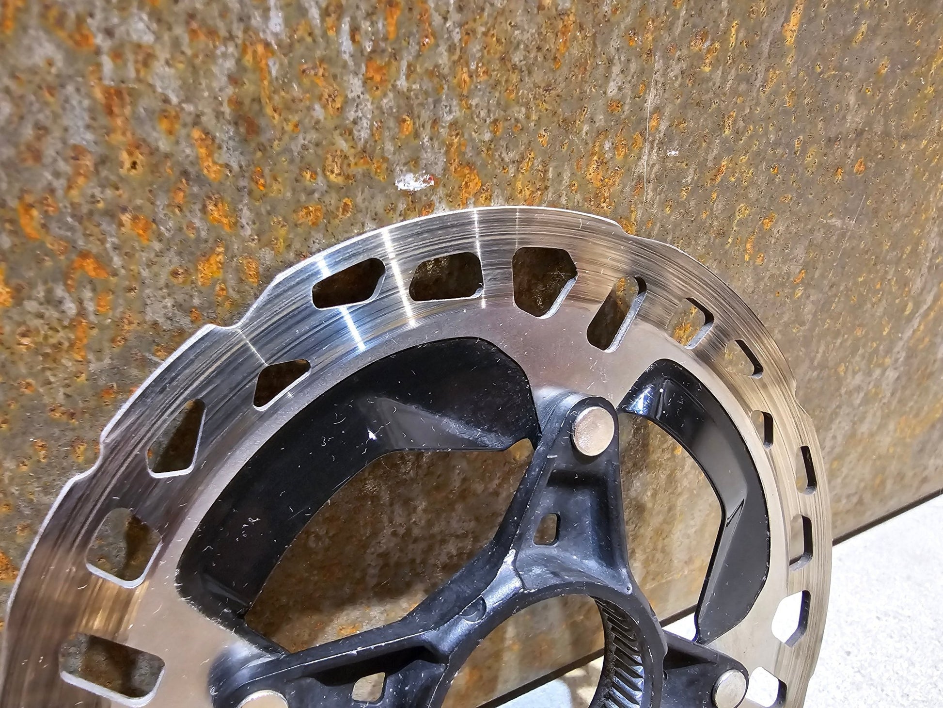 Bremsscheibe von Shimano, BREMSSCHEIBE SHIMANO RT - MT900 - SS DURA ACE XTR 140MM / MIN 1.7MM in variant_title vor USEDBIKES - OB.DE Hintergrund