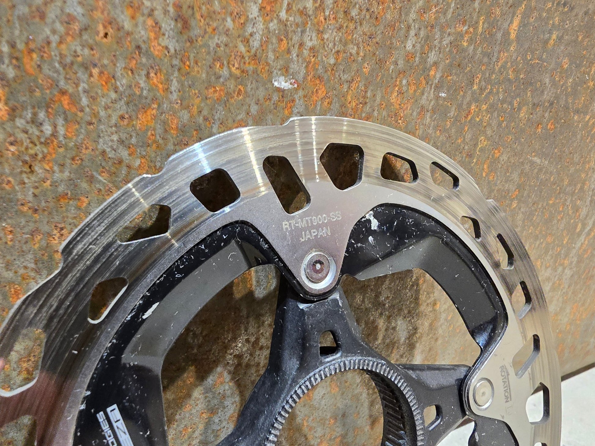 Bremsscheibe von Shimano, BREMSSCHEIBE SHIMANO RT - MT900 - SS DURA ACE XTR 140MM / MIN 1.7MM in variant_title vor USEDBIKES - OB.DE Hintergrund