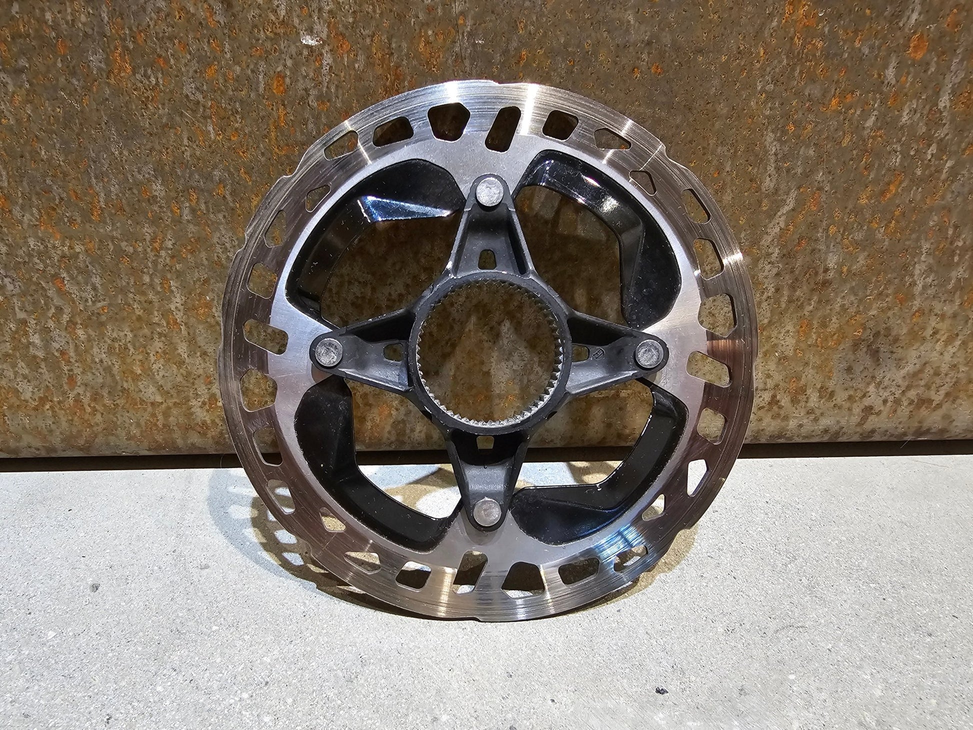 Bremsscheibe von Shimano, BREMSSCHEIBE SHIMANO RT - MT900 - SS DURA ACE XTR 140MM / MIN 1.7MM in variant_title vor USEDBIKES - OB.DE Hintergrund