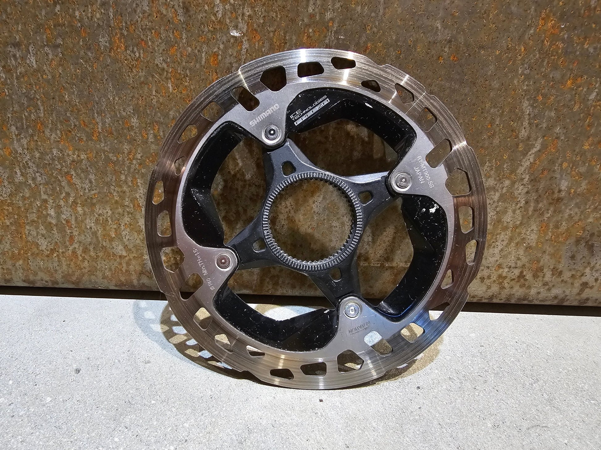 Bremsscheibe von Shimano, BREMSSCHEIBE SHIMANO RT - MT900 - SS DURA ACE XTR 140MM / MIN 1.7MM in variant_title vor USEDBIKES - OB.DE Hintergrund