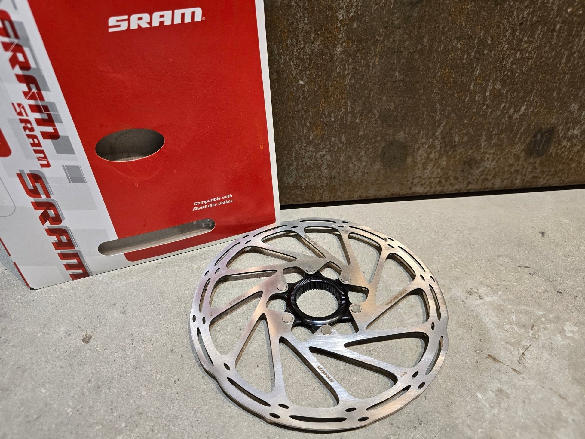 Bremsscheibe von Sram, BREMSSCHEIBE SRAM CENTERLINE ROUNDED CENTERLOCK 200MM in variant_title vor USEDBIKES - OB.DE Hintergrund