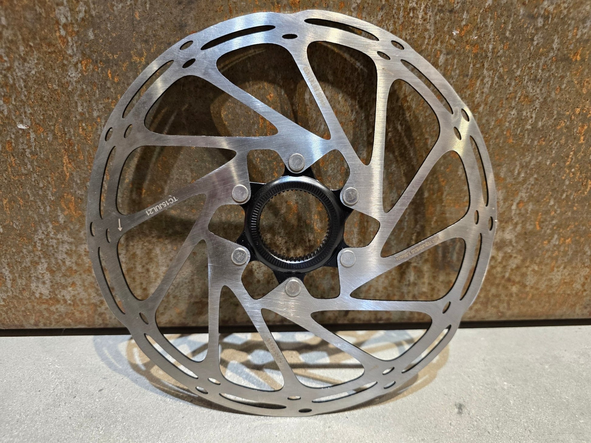 Bremsscheibe von Sram, BREMSSCHEIBE SRAM CENTERLINE ROUNDED CENTERLOCK 200MM in variant_title vor USEDBIKES - OB.DE Hintergrund