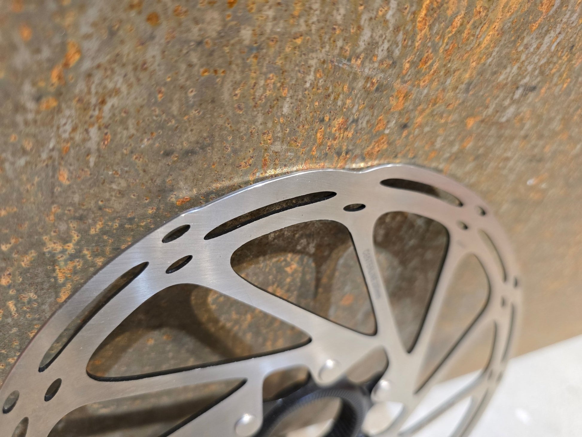 Bremsscheibe von Sram, BREMSSCHEIBE SRAM CENTERLINE ROUNDED CENTERLOCK 200MM in variant_title vor USEDBIKES - OB.DE Hintergrund