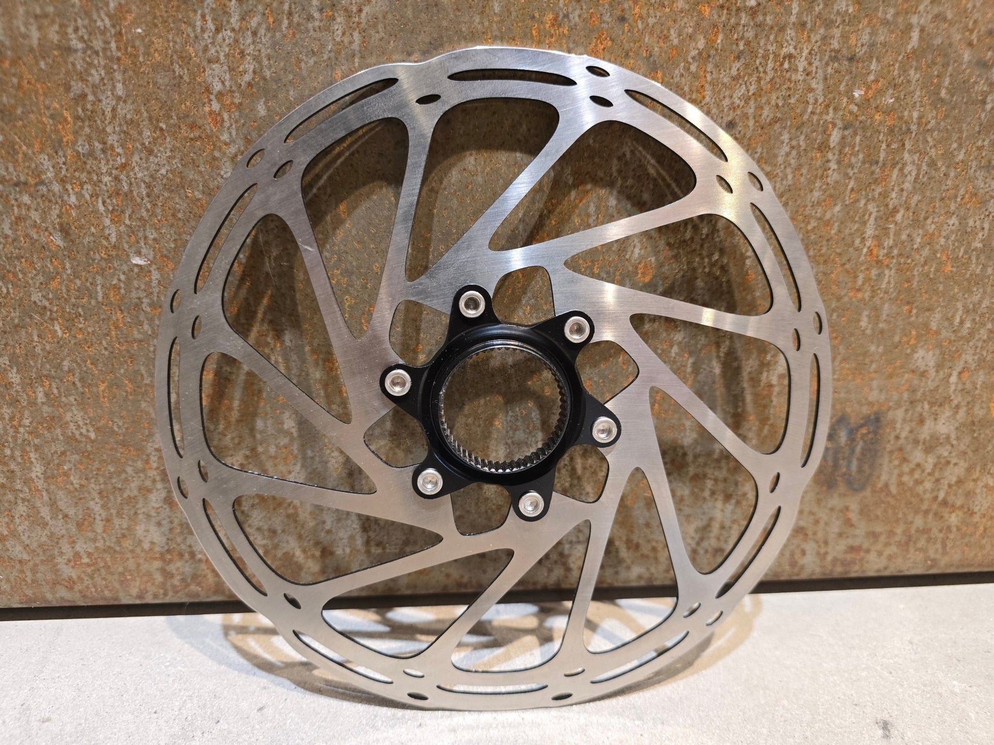 Bremsscheibe von Sram, BREMSSCHEIBE SRAM CENTERLINE ROUNDED CENTERLOCK 200MM in variant_title vor USEDBIKES - OB.DE Hintergrund