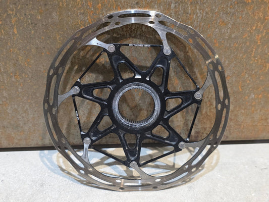 Bremsscheibe von Sram, BREMSSCHEIBE SRAM CENTERLINE X ROUNDED CENTERLOCK / 180MM vor USEDBIKES - OB.DE Hintergrund