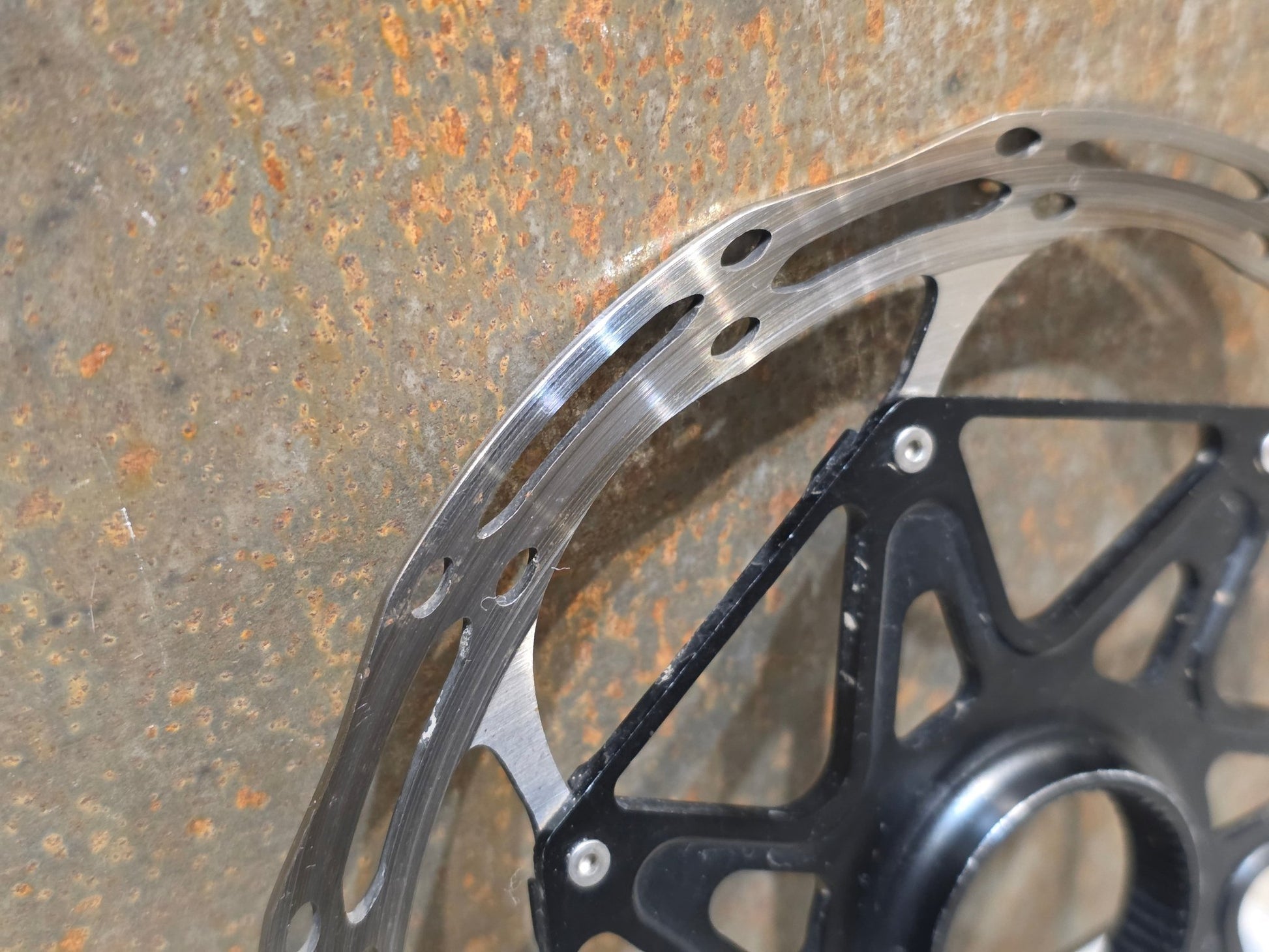 Bremsscheibe von Sram, BREMSSCHEIBE SRAM CENTERLINE X ROUNDED CENTERLOCK / 180MM vor USEDBIKES - OB.DE Hintergrund