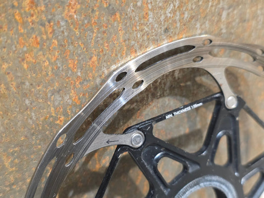 Bremsscheibe von Sram, BREMSSCHEIBE SRAM CENTERLINE X ROUNDED CENTERLOCK / 180MM vor USEDBIKES - OB.DE Hintergrund