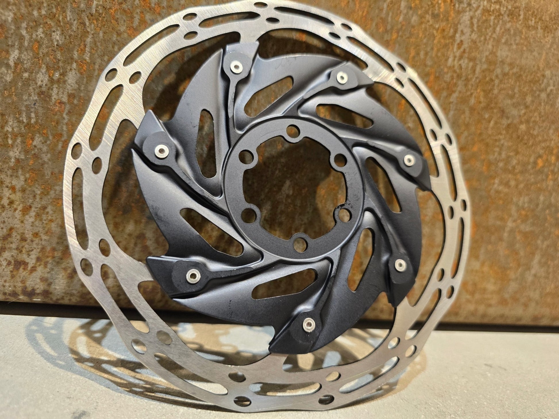 Bremsscheibe von Sram, BREMSSCHEIBE SRAM CENTERLINE XR ROUNDED 6 - LOCH / 160MM in variant_title vor USEDBIKES - OB.DE Hintergrund