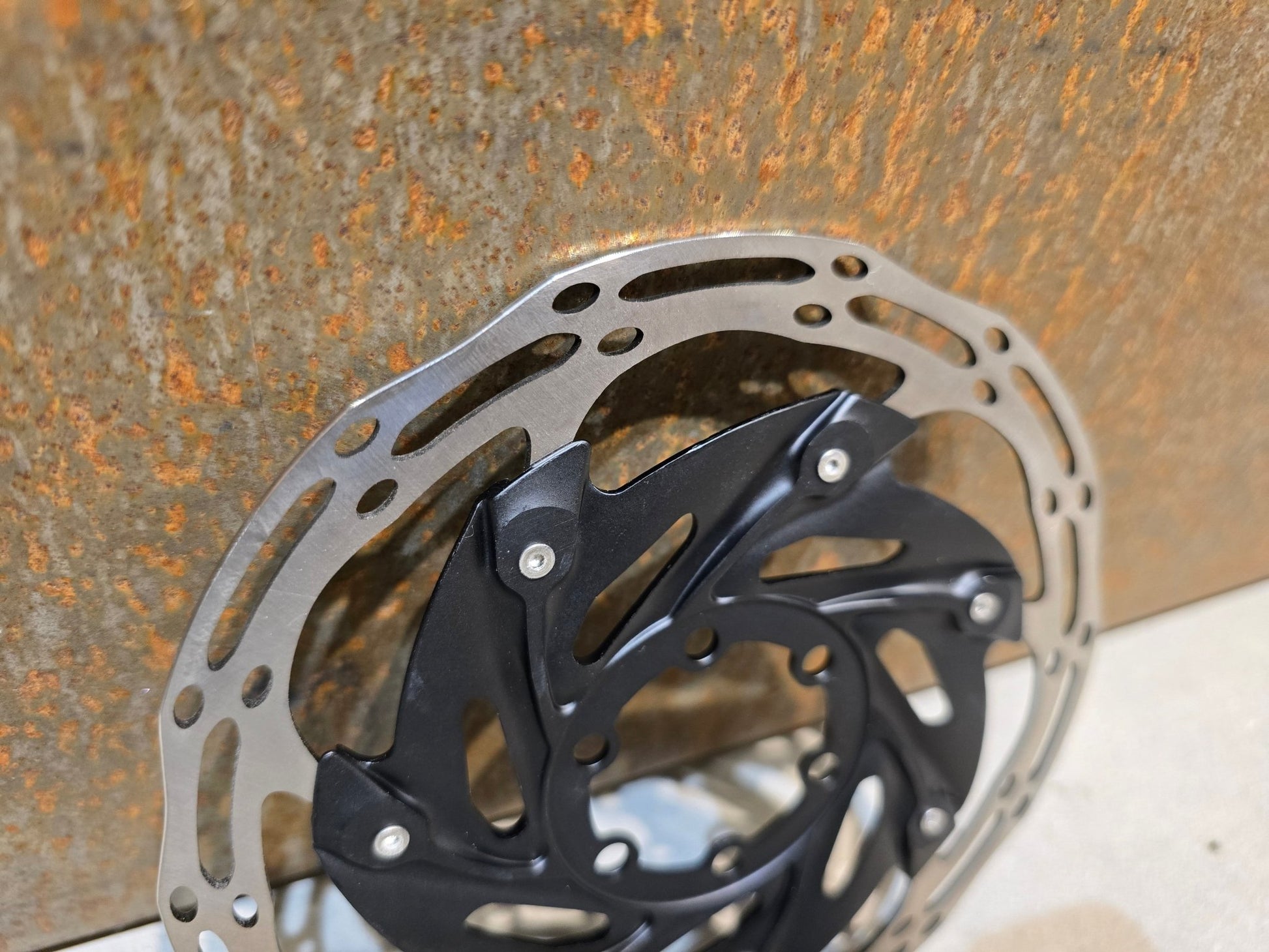 Bremsscheibe von Sram, BREMSSCHEIBE SRAM CENTERLINE XR ROUNDED 6 - LOCH / 160MM in variant_title vor USEDBIKES - OB.DE Hintergrund