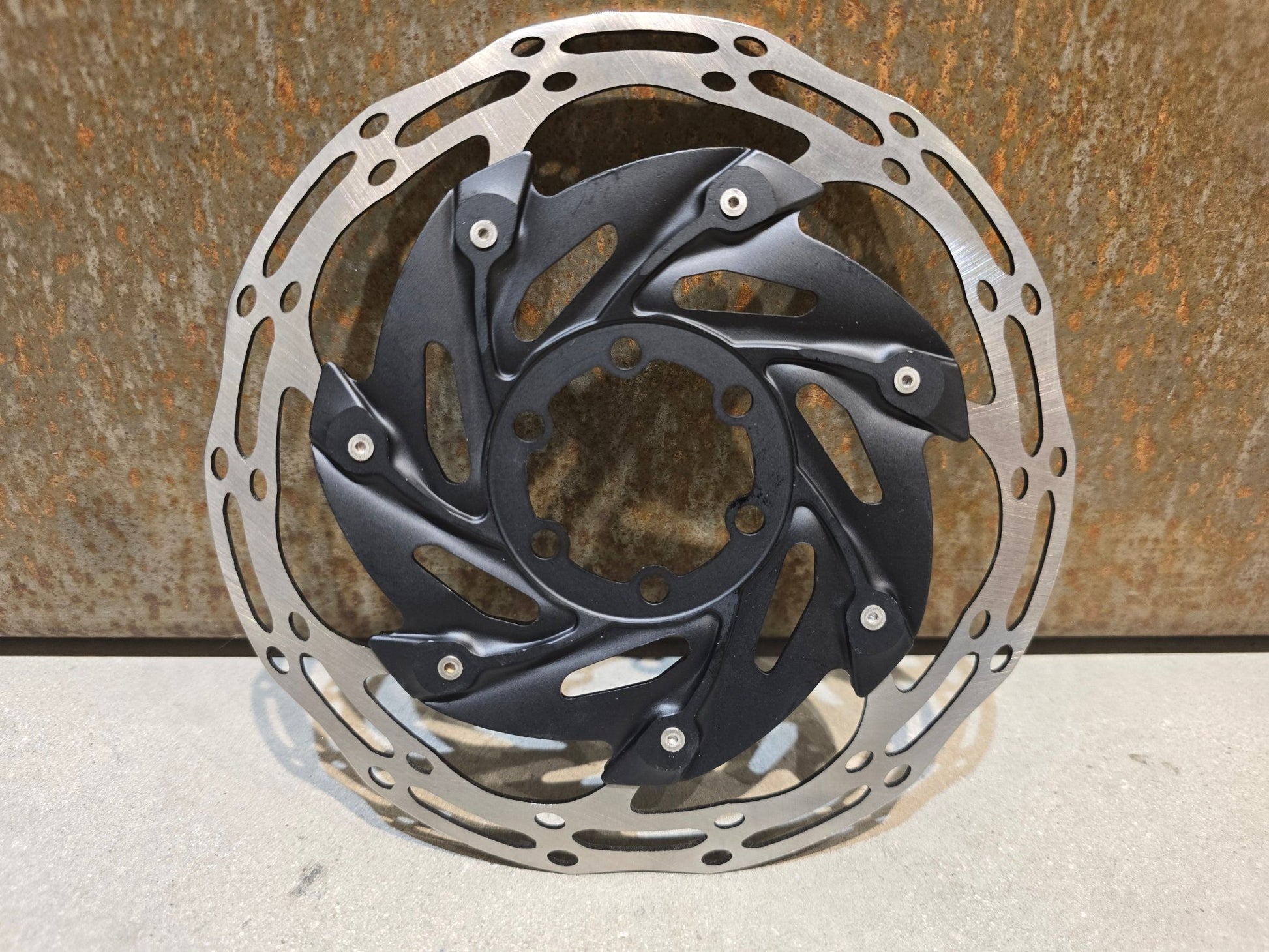 Bremsscheibe von Sram, BREMSSCHEIBE SRAM CENTERLINE XR ROUNDED 6 - LOCH / 160MM in variant_title vor USEDBIKES - OB.DE Hintergrund