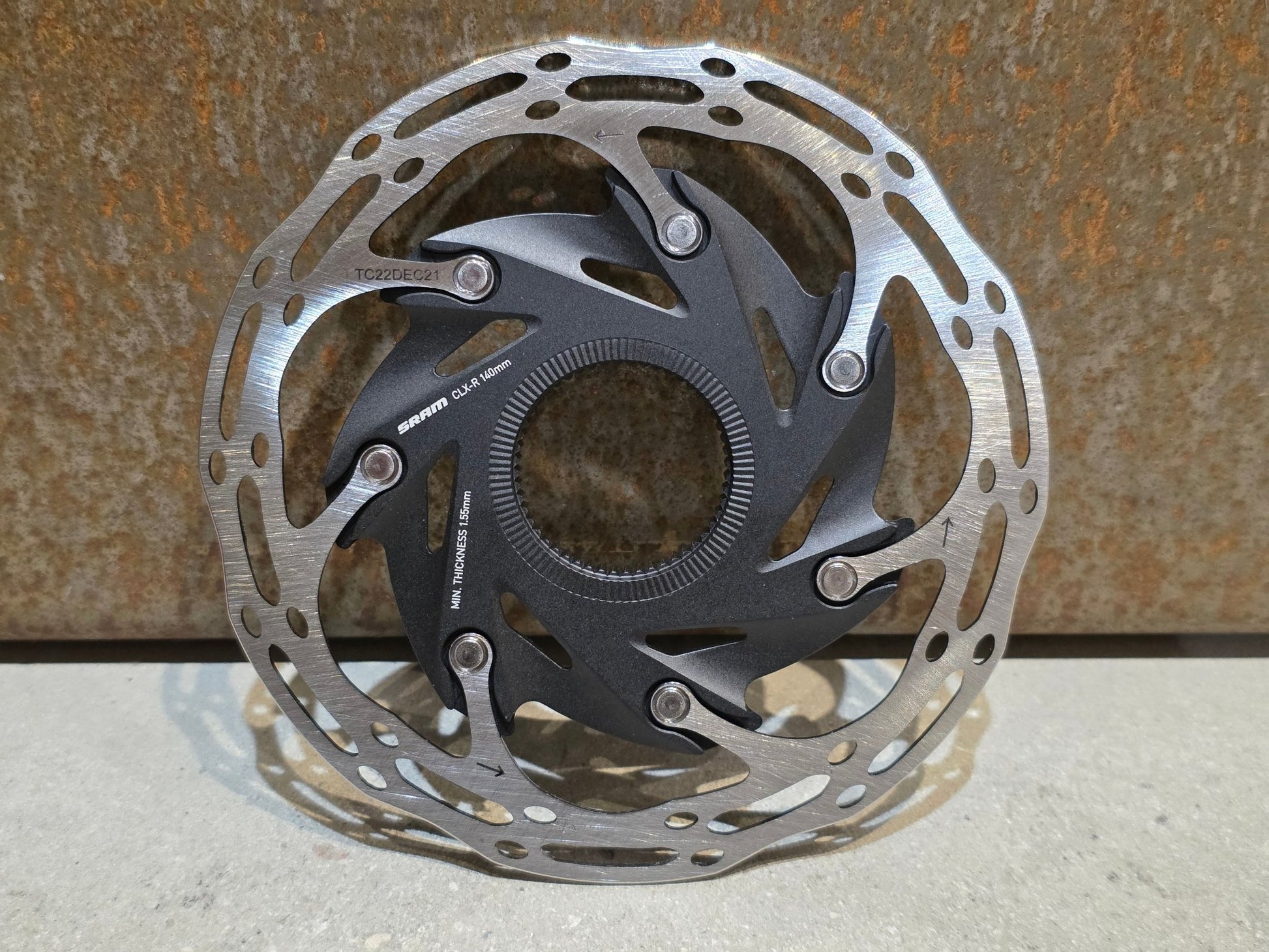 Bremsscheibe von Sram, BREMSSCHEIBE SRAM CENTERLINE XR ROUNDED CENTERLOCK / 140MM vor USEDBIKES - OB.DE Hintergrund