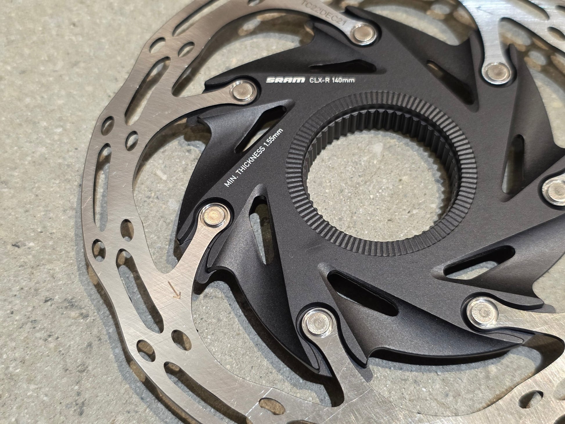 Bremsscheibe von Sram, BREMSSCHEIBE SRAM CENTERLINE XR ROUNDED CENTERLOCK / 140MM vor USEDBIKES - OB.DE Hintergrund