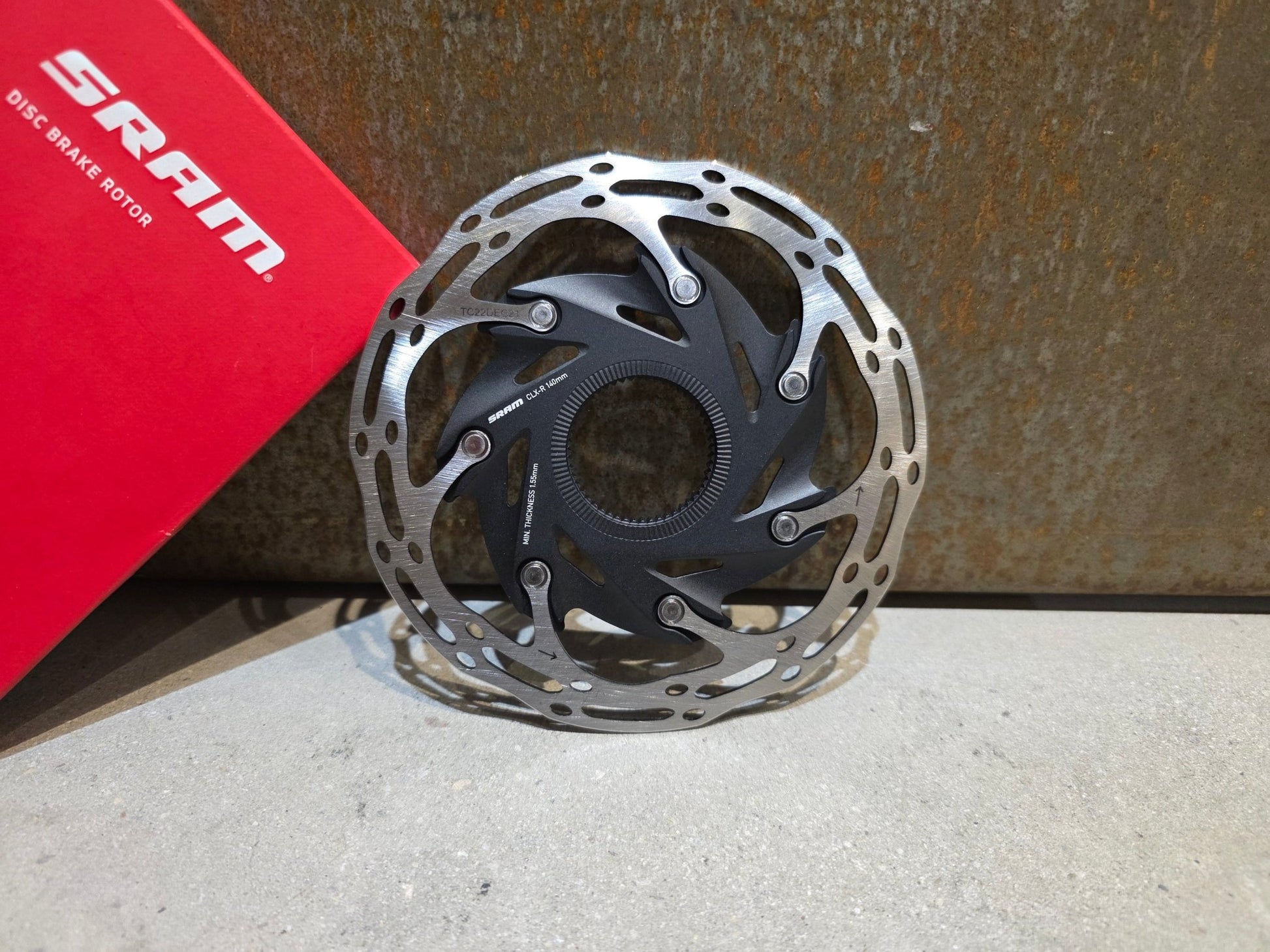 Bremsscheibe von Sram, BREMSSCHEIBE SRAM CENTERLINE XR ROUNDED CENTERLOCK / 140MM vor USEDBIKES - OB.DE Hintergrund