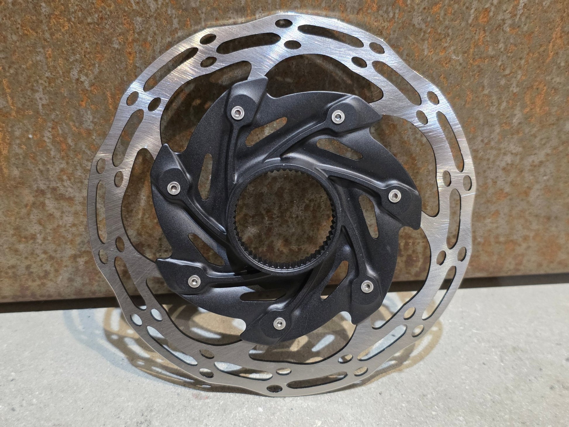 Bremsscheibe von Sram, BREMSSCHEIBE SRAM CENTERLINE XR ROUNDED CENTERLOCK / 140MM vor USEDBIKES - OB.DE Hintergrund