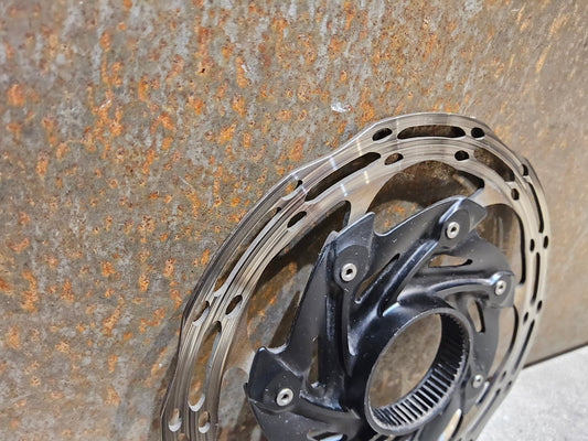 Bremsscheibe von Sram, BREMSSCHEIBE SRAM CENTERLINE XR ROUNDED CENTERLOCK / 140MM vor USEDBIKES - OB.DE Hintergrund