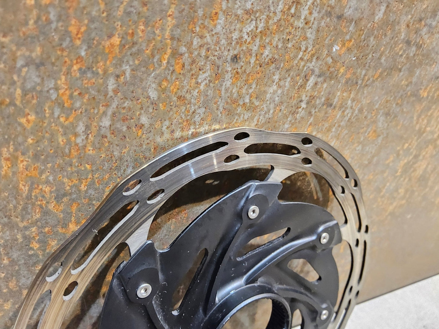 Bremsscheibe von Sram, BREMSSCHEIBE SRAM CENTERLINE XR ROUNDED CENTERLOCK / 160MM vor USEDBIKES - OB.DE Hintergrund
