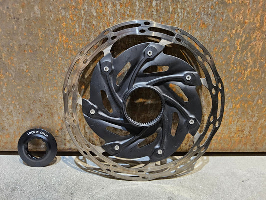 Bremsscheibe von Sram, BREMSSCHEIBE SRAM CENTERLINE XR ROUNDED CENTERLOCK / 160MM vor USEDBIKES - OB.DE Hintergrund