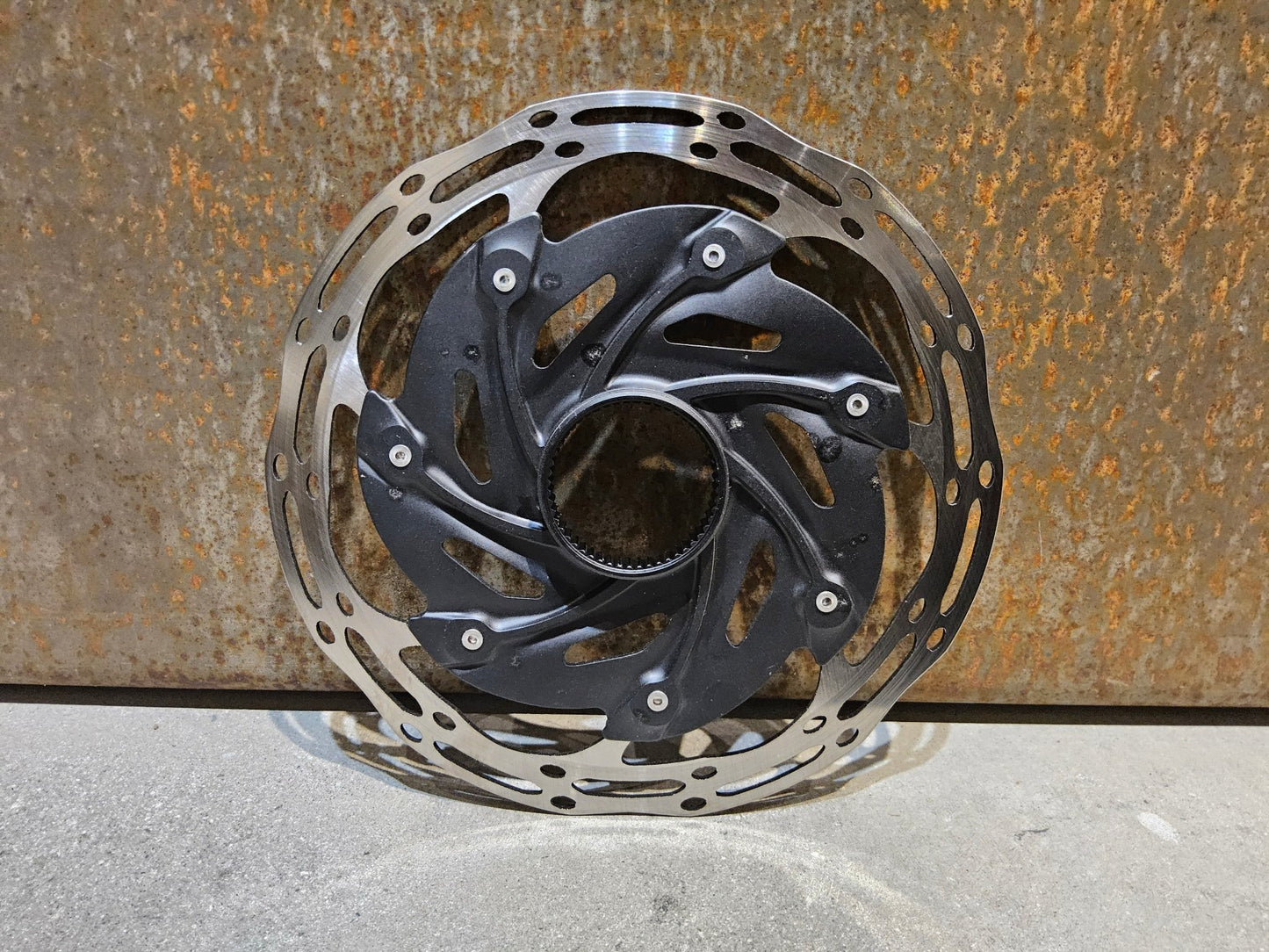 Bremsscheibe von Sram, BREMSSCHEIBE SRAM CENTERLINE XR ROUNDED CENTERLOCK / 160MM vor USEDBIKES - OB.DE Hintergrund
