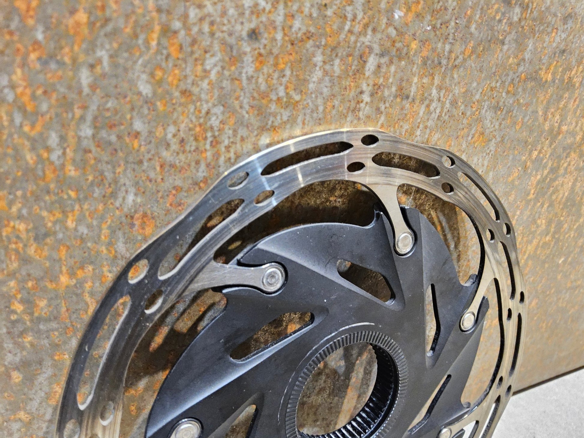 Bremsscheibe von Sram, BREMSSCHEIBE SRAM CENTERLINE XR ROUNDED CENTERLOCK / 160MM vor USEDBIKES - OB.DE Hintergrund
