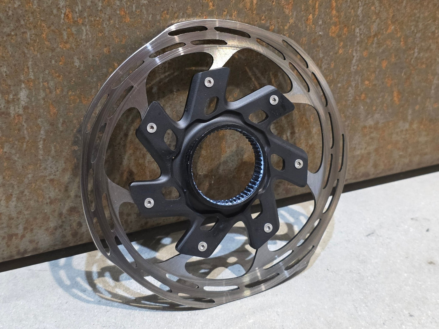 Bremsscheibe von Sram, BREMSSCHEIBE SRAM PACELINE X ROUNDED CENTERLOCK / 140MM vor USEDBIKES - OB.DE Hintergrund
