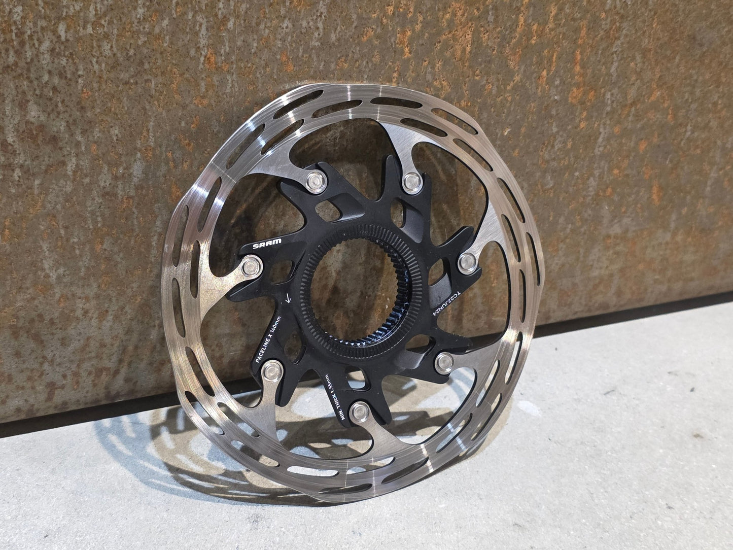Bremsscheibe von Sram, BREMSSCHEIBE SRAM PACELINE X ROUNDED CENTERLOCK / 140MM vor USEDBIKES - OB.DE Hintergrund