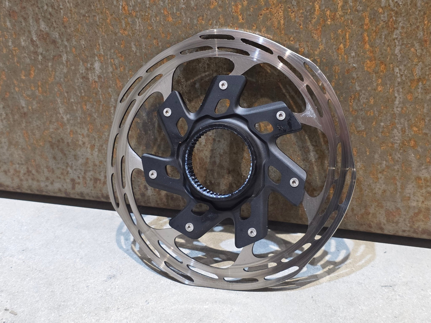 Bremsscheibe von Sram, BREMSSCHEIBE SRAM PACELINE X ROUNDED CENTERLOCK / 140MM vor USEDBIKES - OB.DE Hintergrund