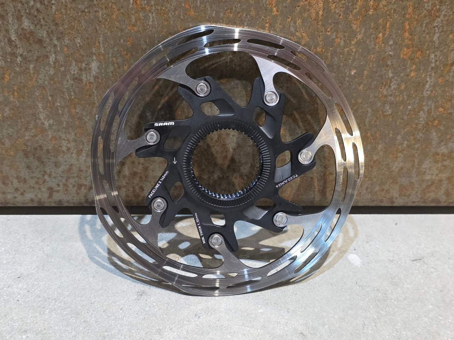 Bremsscheibe von Sram, BREMSSCHEIBE SRAM PACELINE X ROUNDED CENTERLOCK / 140MM vor USEDBIKES - OB.DE Hintergrund
