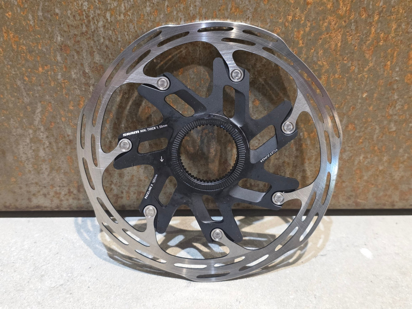 Bremsscheibe von Sram, BREMSSCHEIBE SRAM PACELINE X ROUNDED CENTERLOCK / 160MM vor USEDBIKES - OB.DE Hintergrund