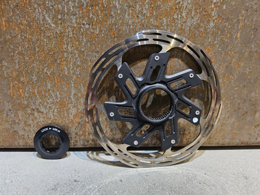 Bremsscheibe von Sram, BREMSSCHEIBE SRAM PACELINE X ROUNDED CENTERLOCK / 160MM vor USEDBIKES - OB.DE Hintergrund