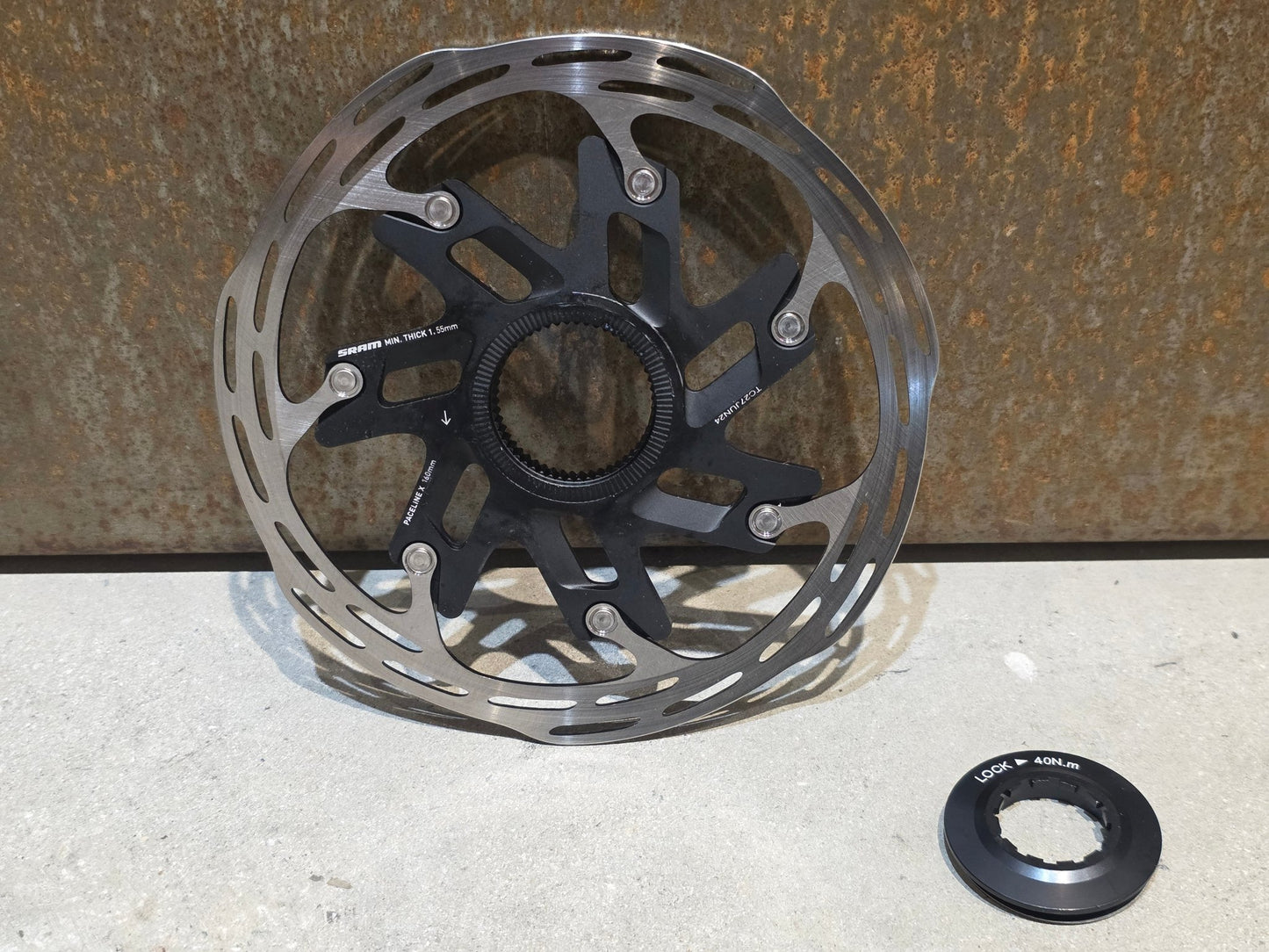Bremsscheibe von Sram, BREMSSCHEIBE SRAM PACELINE X ROUNDED CENTERLOCK / 160MM vor USEDBIKES - OB.DE Hintergrund