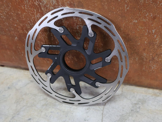 Bremsscheibe von Sram, BREMSSCHEIBE SRAM PACELINE X ROUNDED CENTERLOCK / 160MM vor USEDBIKES - OB.DE Hintergrund