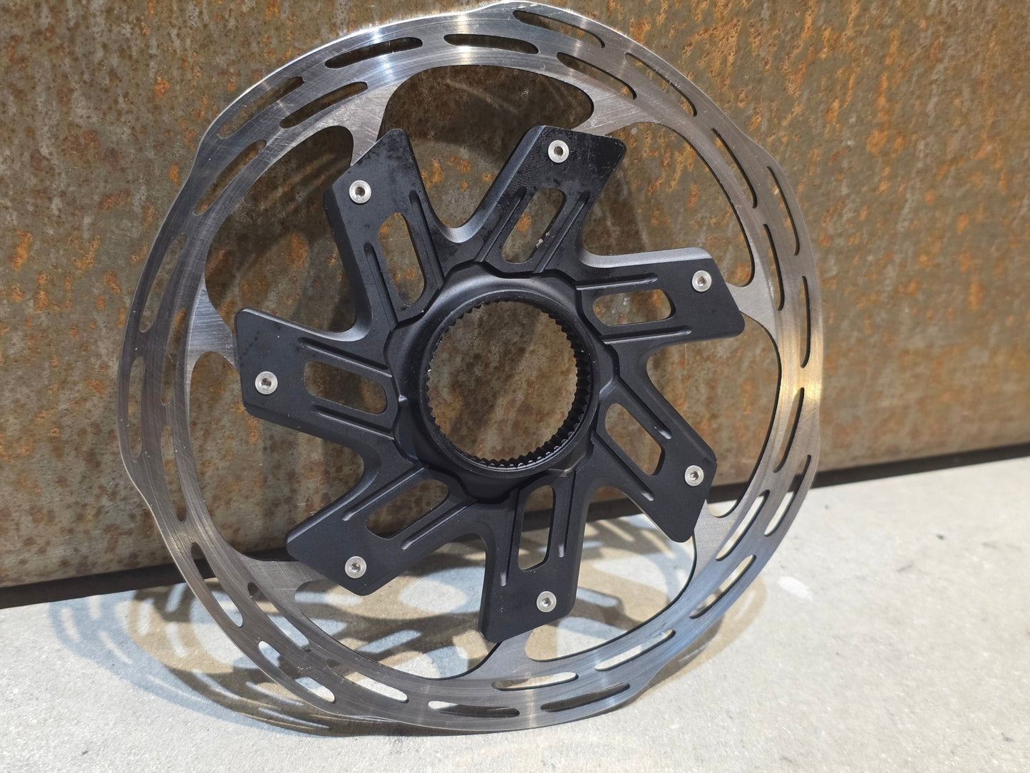 Bremsscheibe von Sram, BREMSSCHEIBE SRAM PACELINE X ROUNDED CENTERLOCK / 160MM vor USEDBIKES - OB.DE Hintergrund