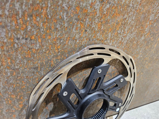 Bremsscheibe von Sram, BREMSSCHEIBE SRAM PACELINE X ROUNDED CENTERLOCK / 160MM vor USEDBIKES - OB.DE Hintergrund